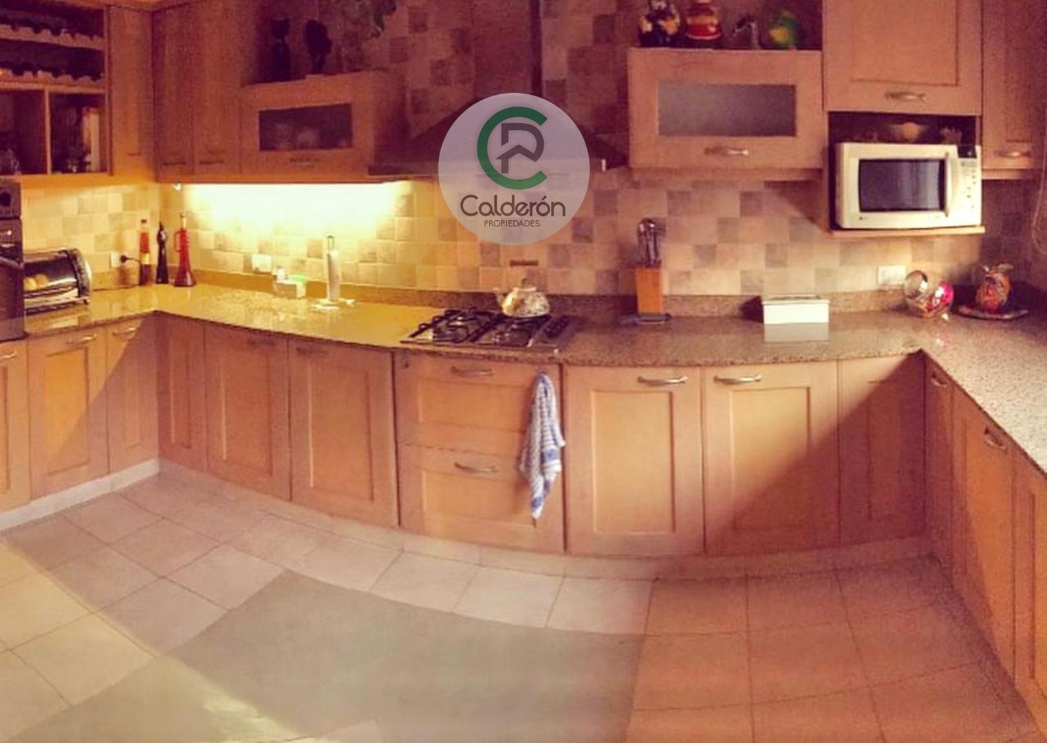 Casa 5 ambientes con 3 baños