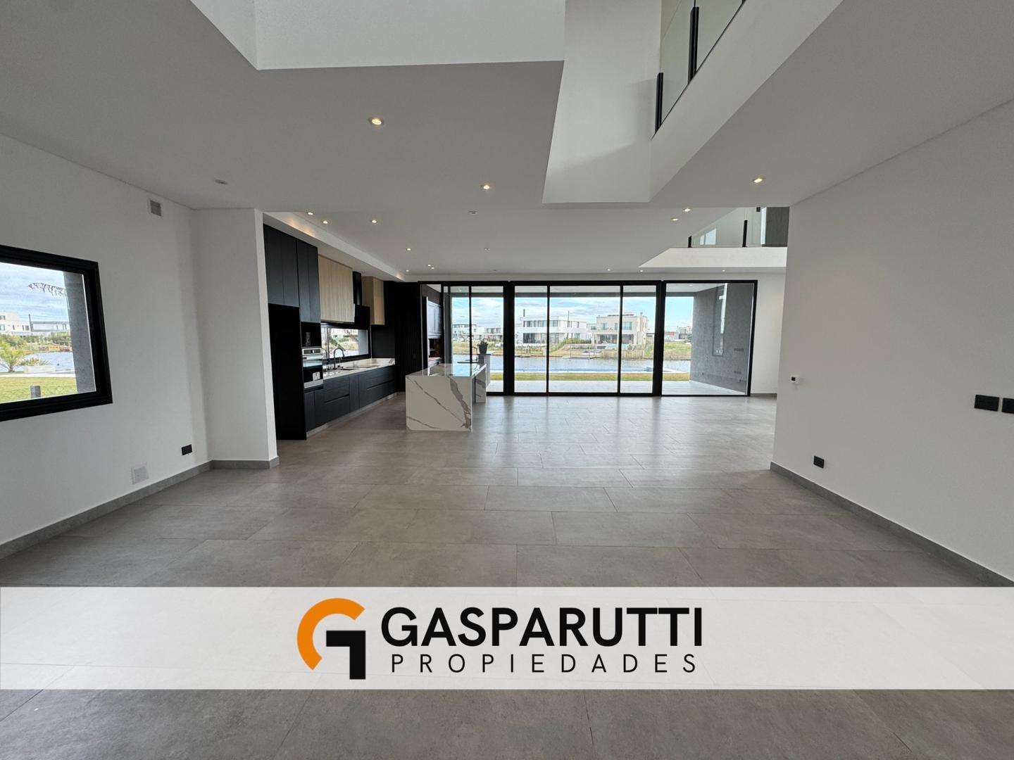 Casa en Venta con 6 cocheras