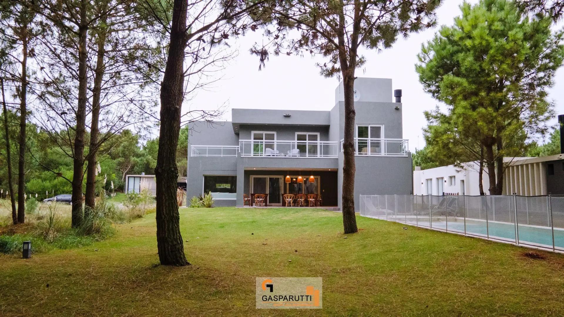 Casa 5 ambientes con 4 baños