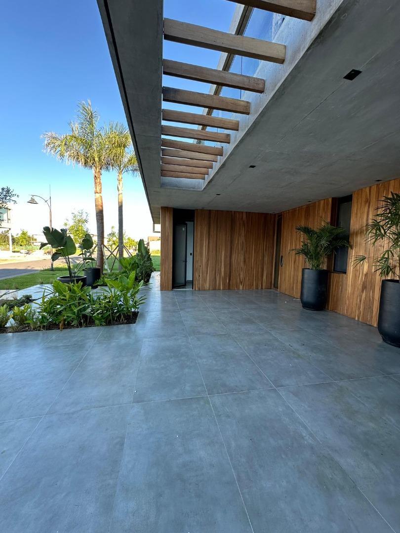 Casa en Venta con 4 cocheras