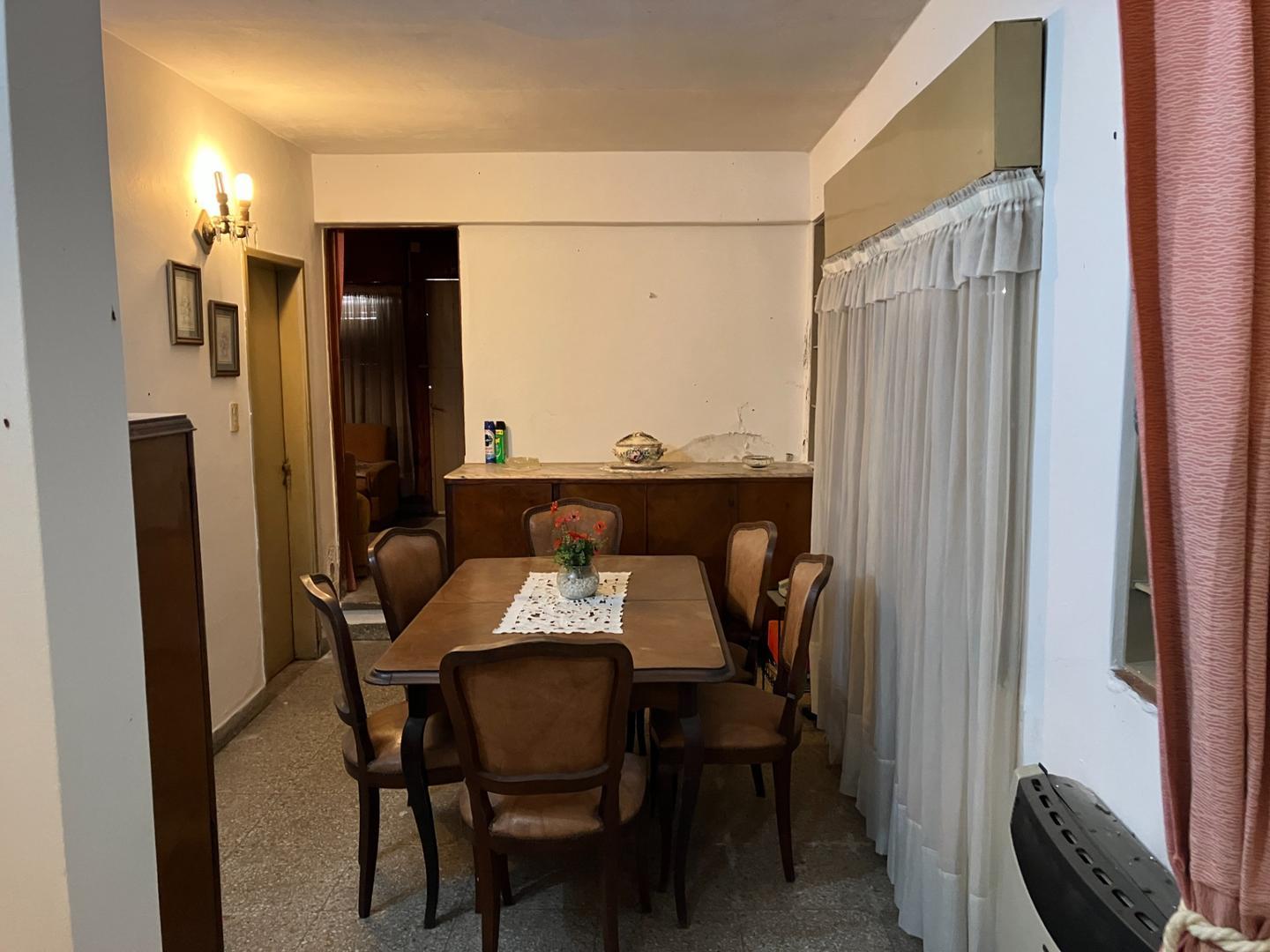 Casa con cochera y local, para refaccionar