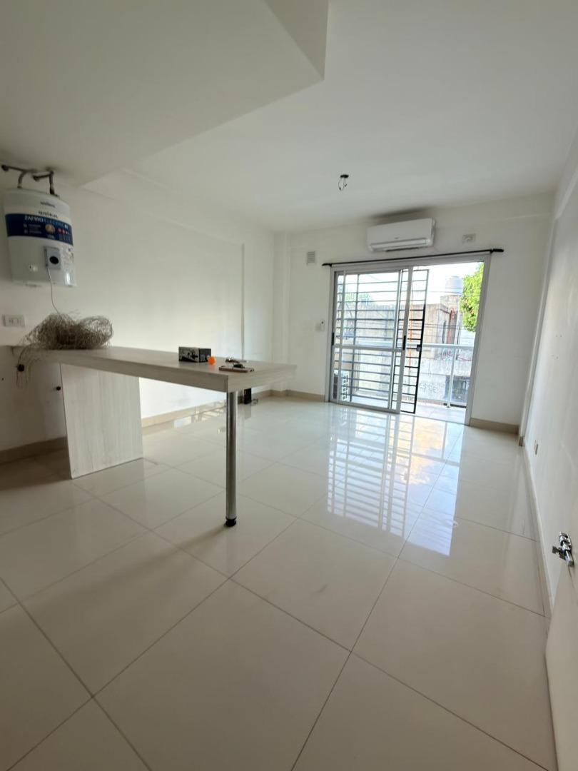 ALQUILER - Departamento 2 amb. al Frente con Cochera