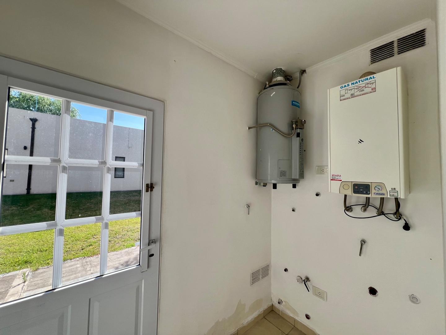 Casa en Alquiler con 2 cocheras