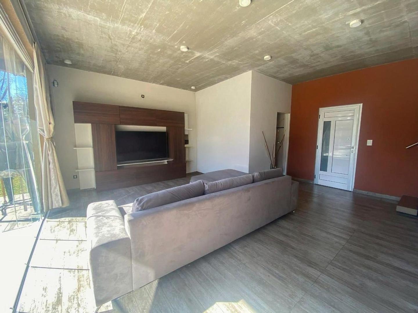 Casa en Alquiler con 3 cocheras