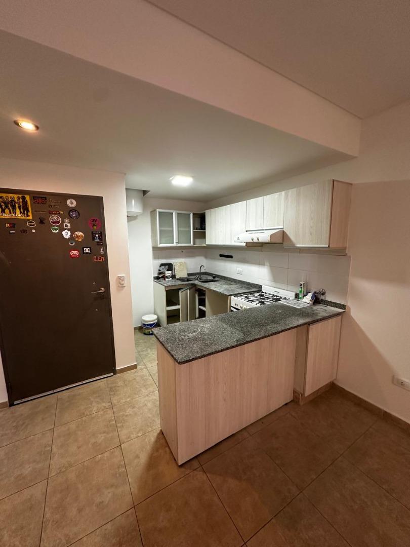 Departamento de 2 ambientes con balcón y cochera  en Quilmes