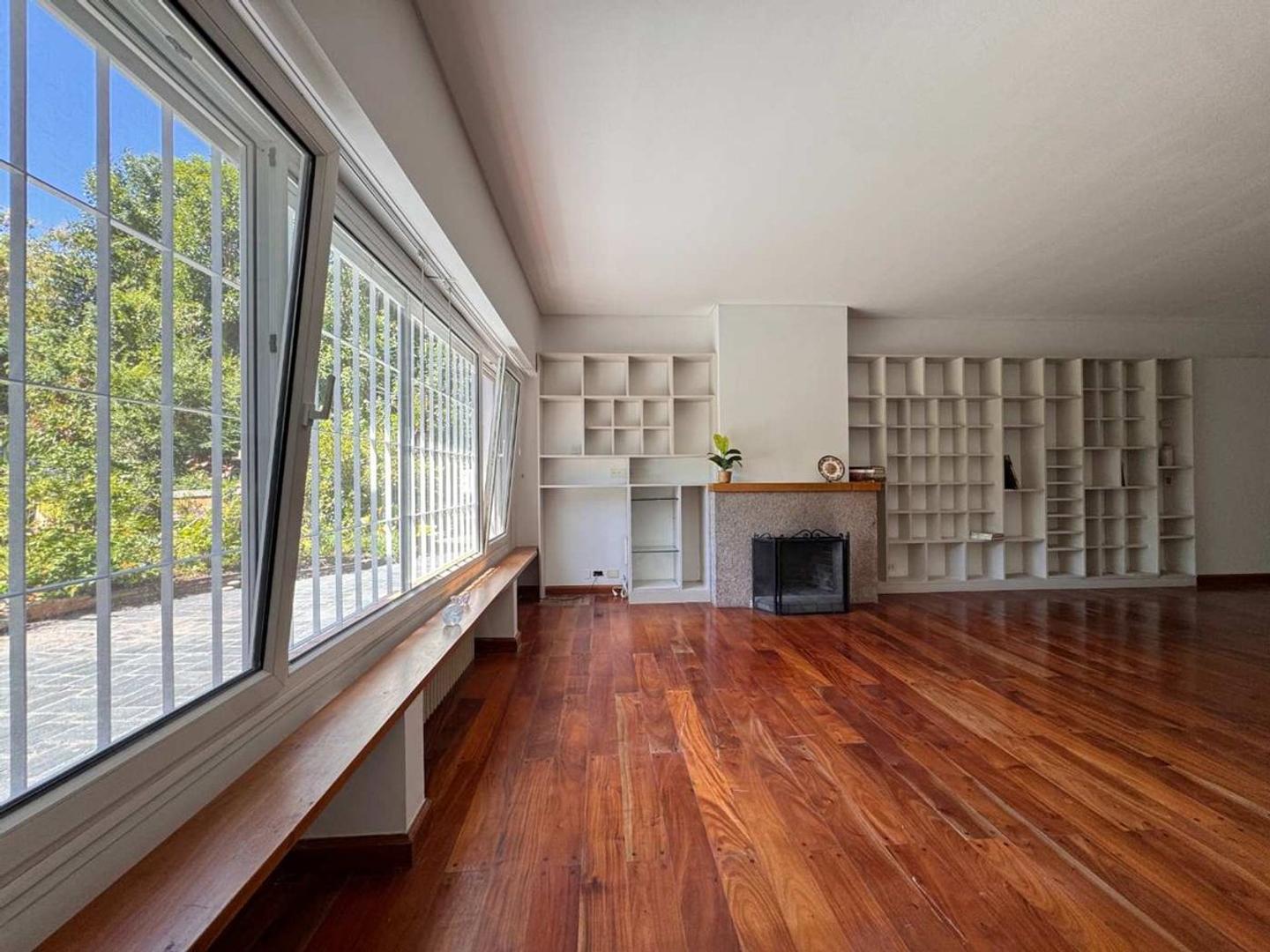 Casa en Alquiler con 1 cochera