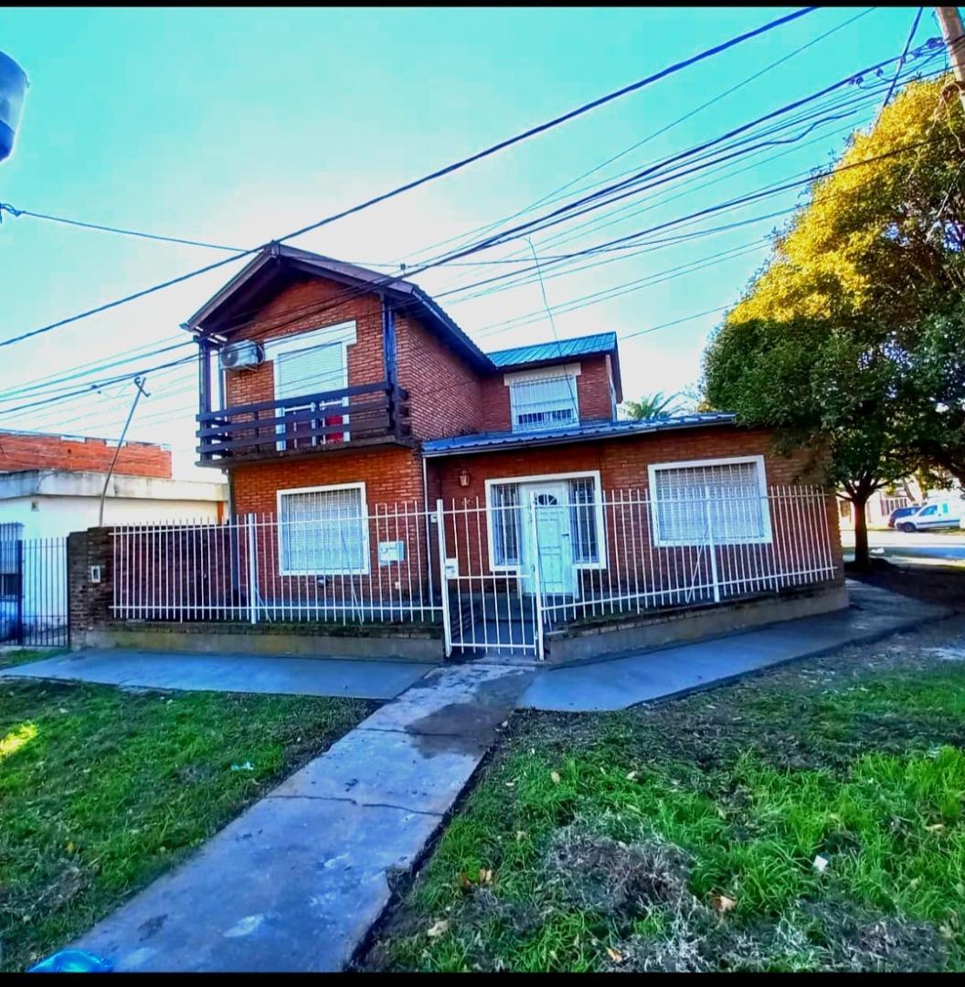 Casa 3 dormitorios, cochera pileta CURUPAITI 604