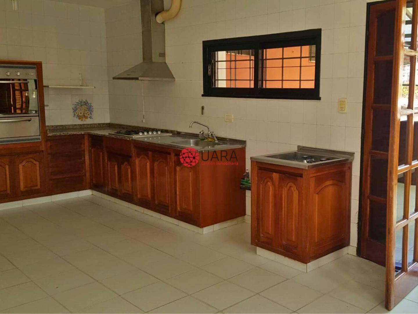 Casa en Venta con 3 cocheras