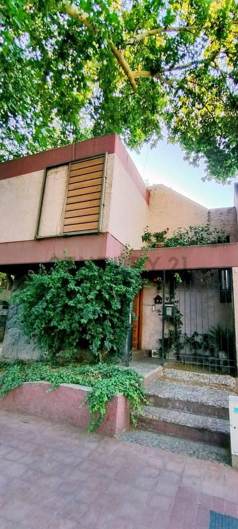 Century 21 López vende casa esquina de dos plantas en ciudad de Mendoza