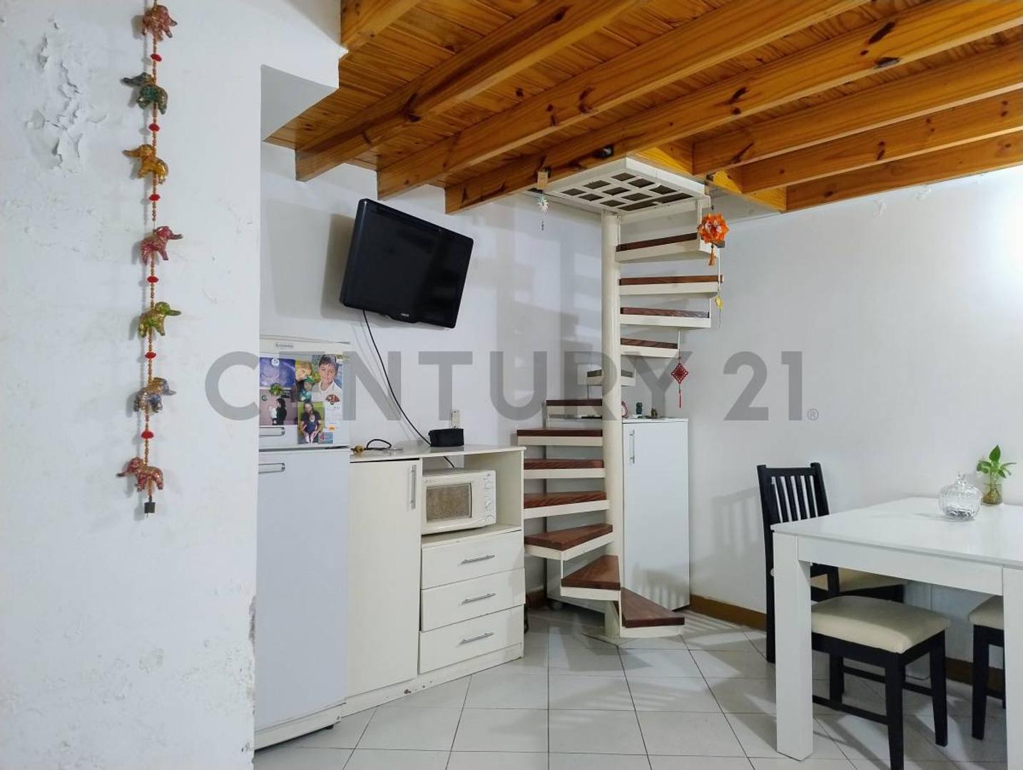PH en venta zona Abasto, con entrepiso, hall de entrada y pequeña terraza. 4 ambientes. Dos departam