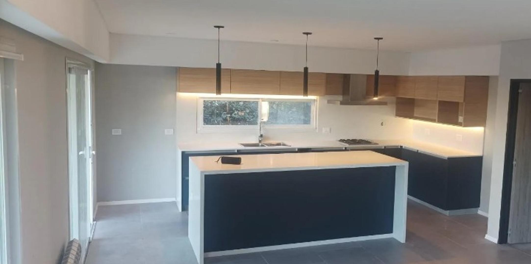 Casa 6 ambientes con 4 baños