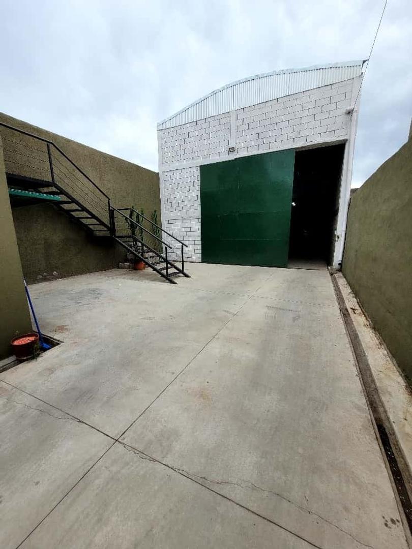 ALQUILO GALPON, DEPOSITO Y OFICINA BARRIO SAN VICENTE.