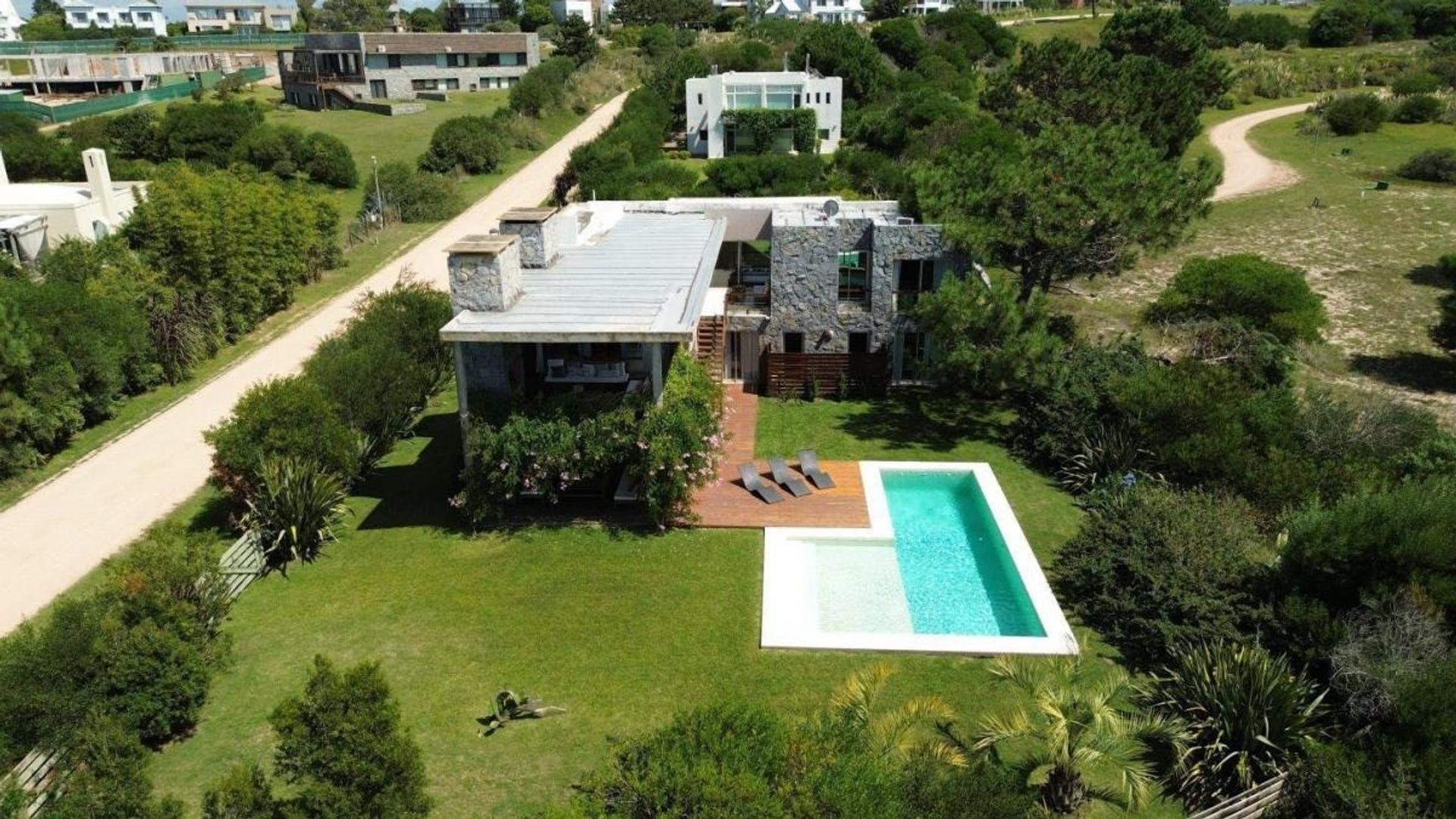 Casa 6 ambientes con 4 baños