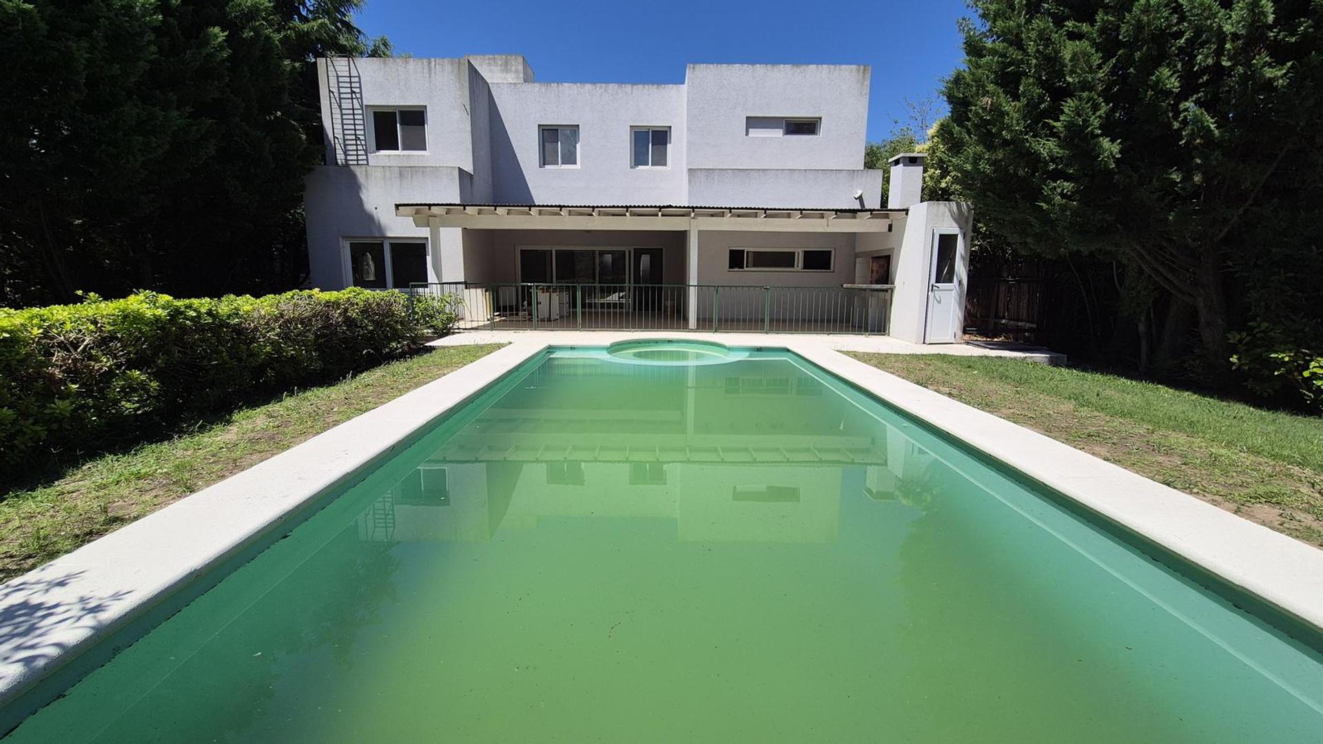 Casa en Venta con 2 cocheras