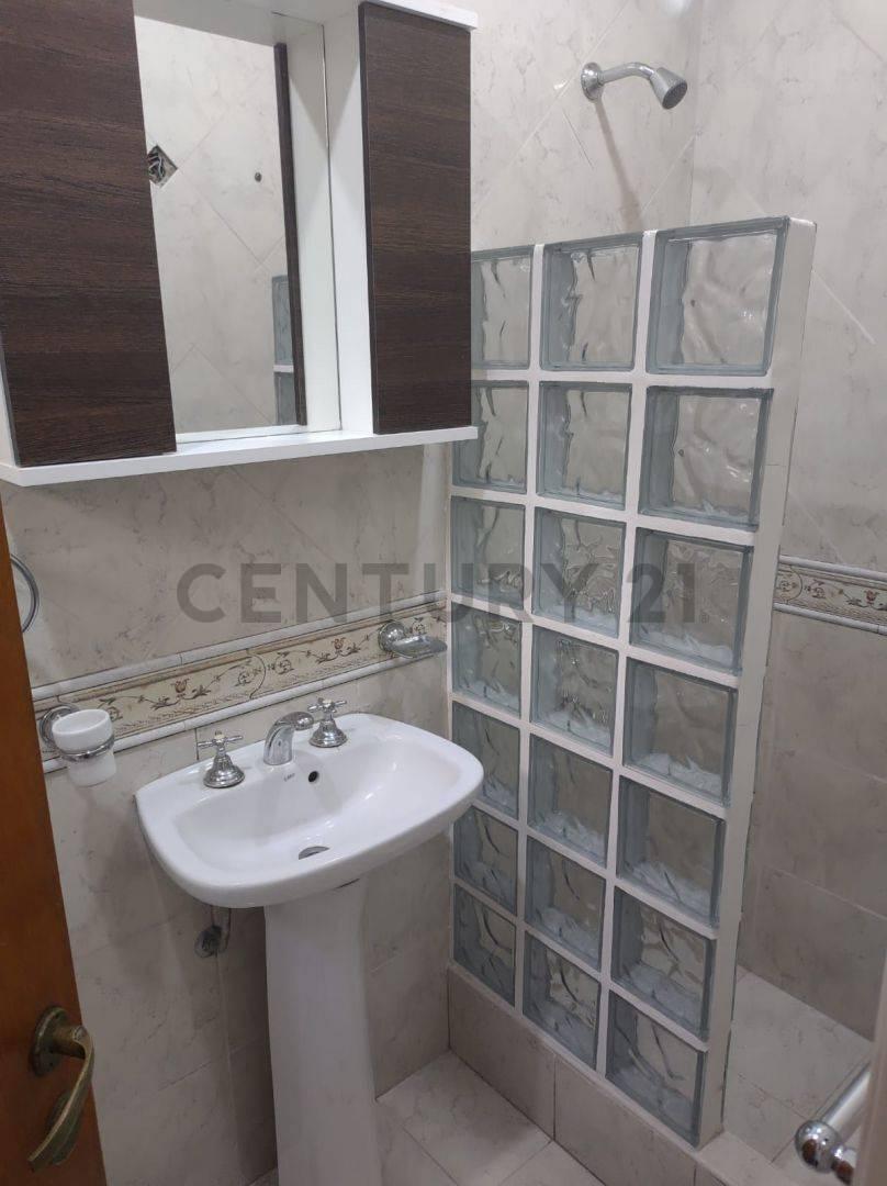 VENTA CON RENTA PH 2 AMBIENTES CON PATIO Y TERRAZA, Moron