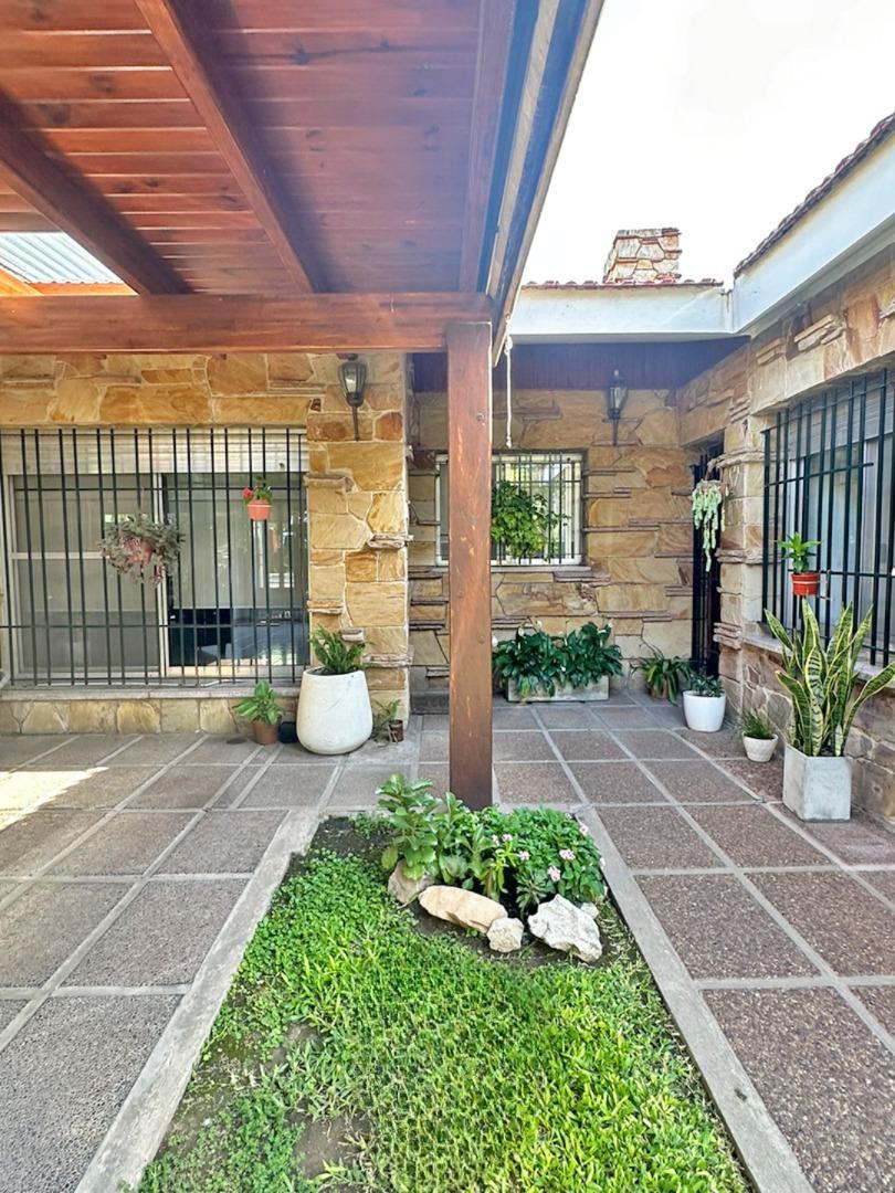 Casa 4 ambientes con 3 baños
