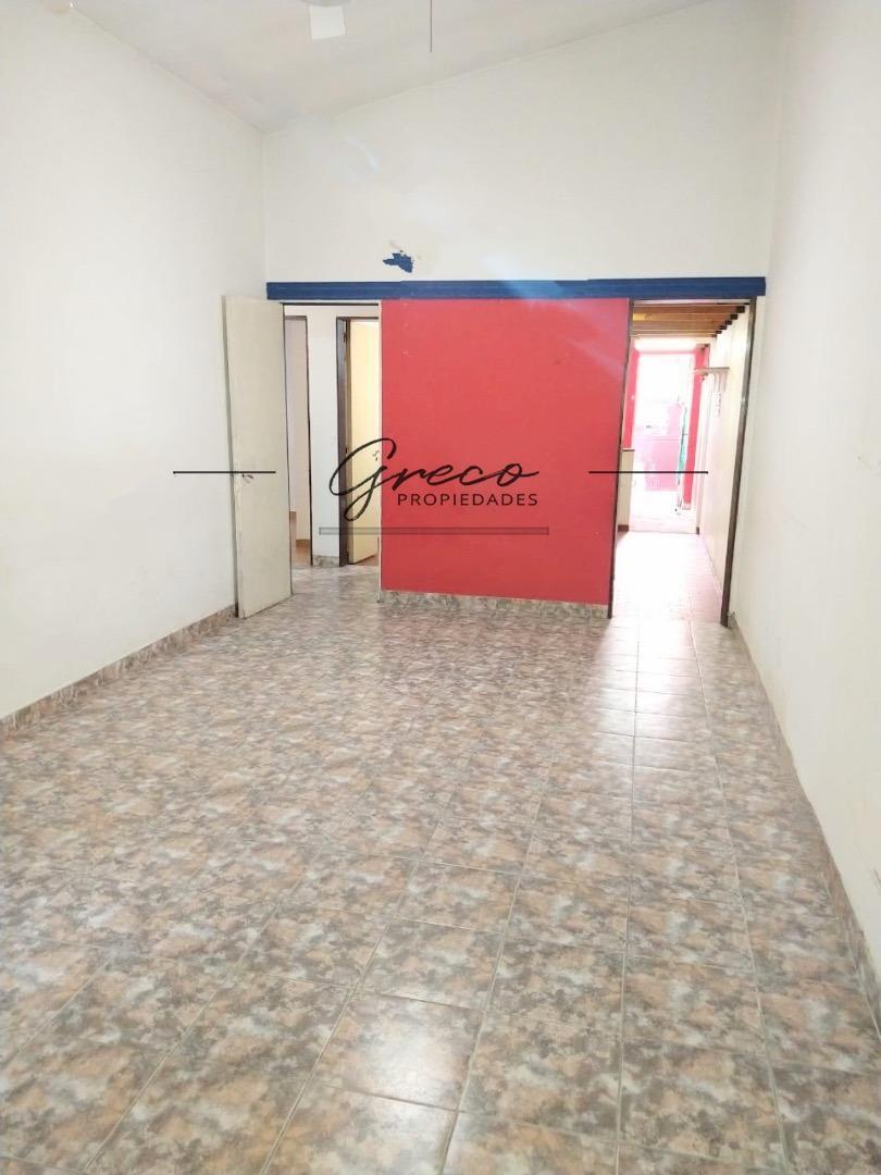 Chalet, Local y Departamento al fondo.