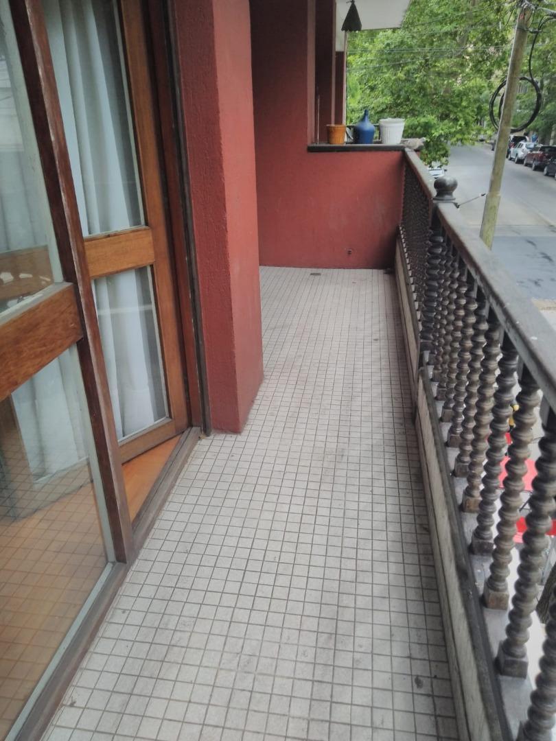 DEPARTAMENTO DE 3 AMBIENTES EXTERNO CON PATIO Y COCHERA