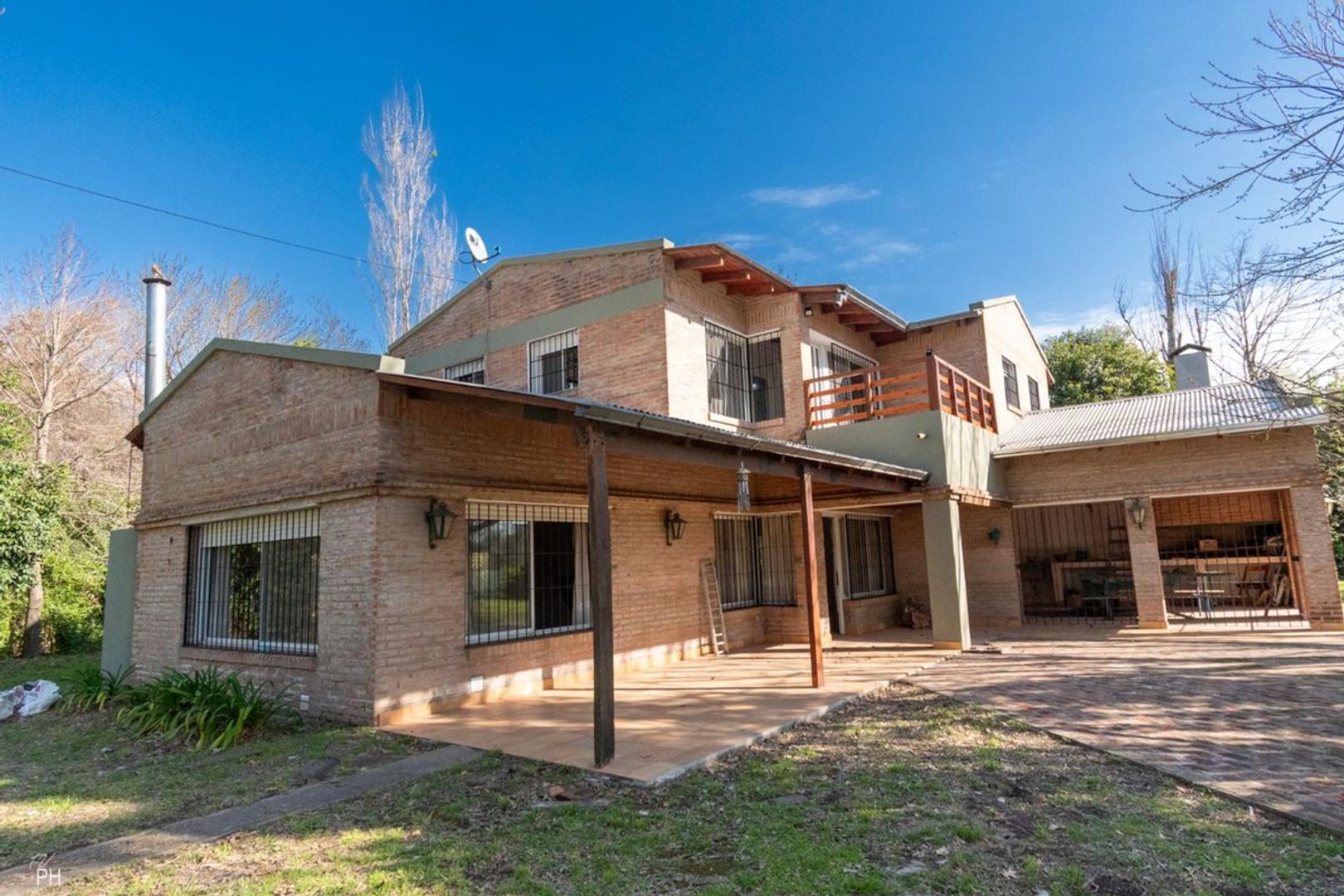 CASA EN VENTA DE 3 DORMITORIOS Y PILETA EN ROLDÁN