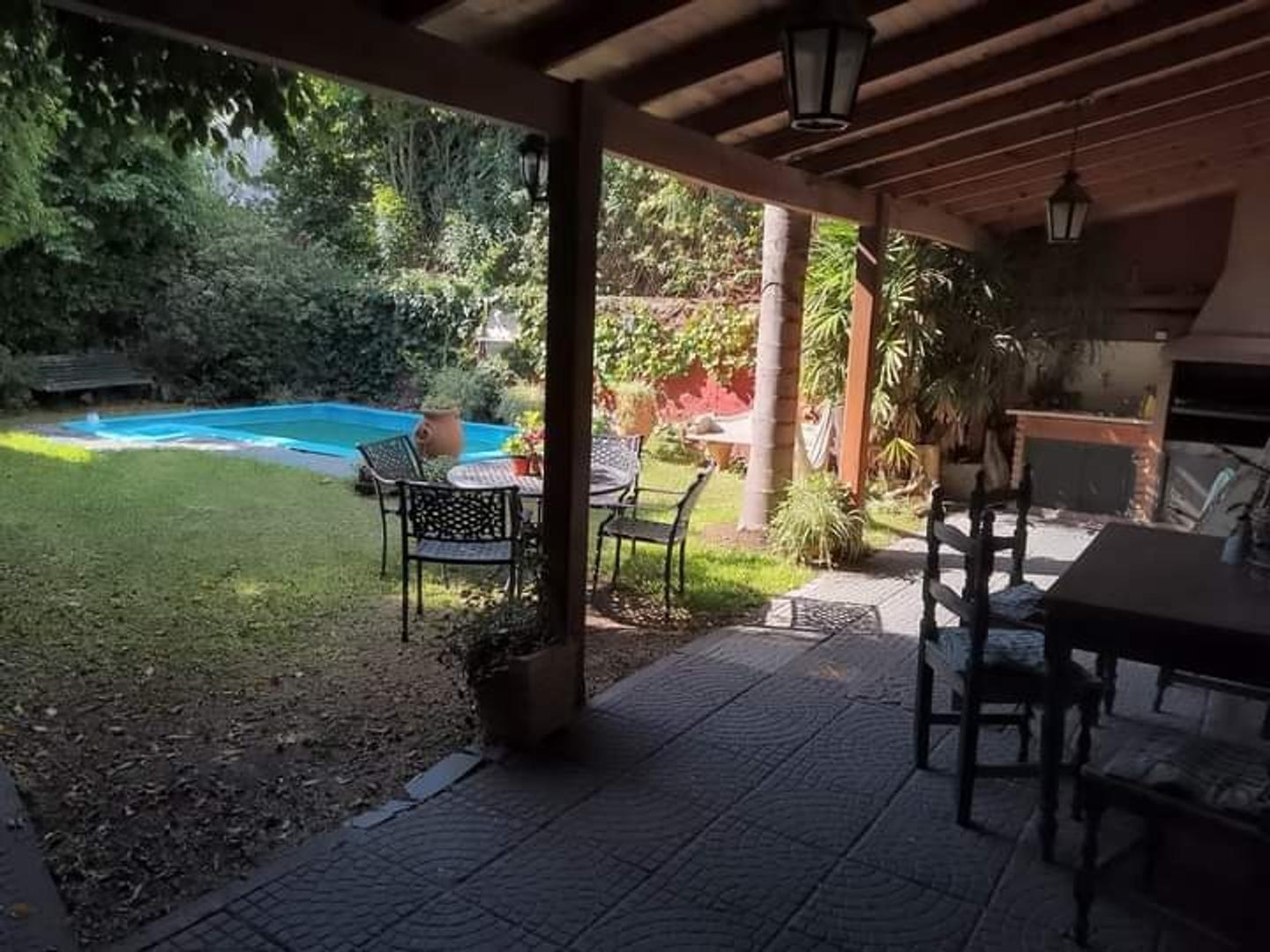 Casa 4 ambientes con 2 baños