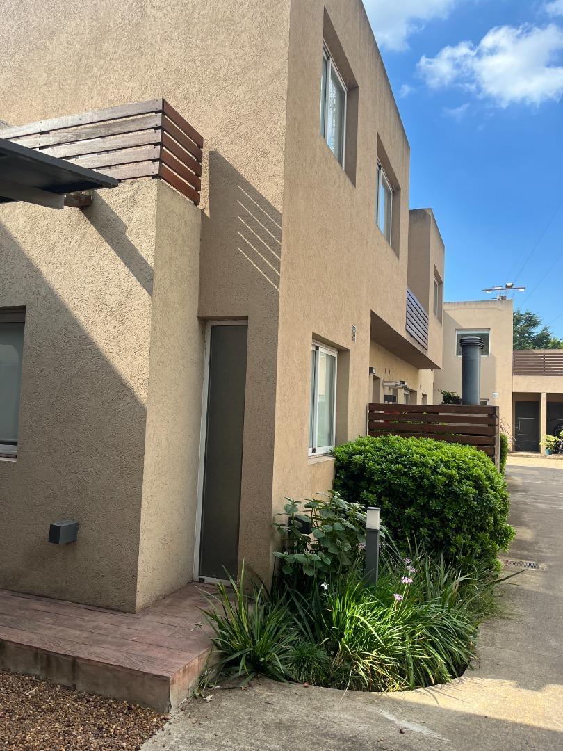 Adrogue VENTA duplex 3 amb c/cochera muy buena ubicacion