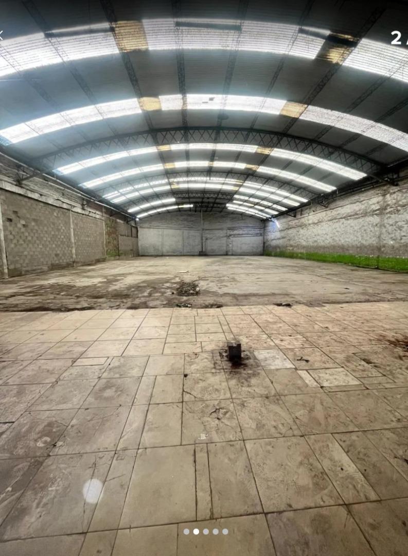 Imponente depósito sobre Av a 4 cuadras estacion Grand Bourg