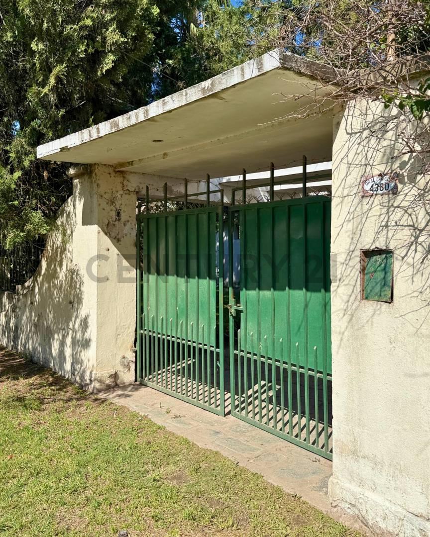 Casa con gran terreno y pileta en Santo Tomé – Entorno muy comercial ideal para no mover el auto