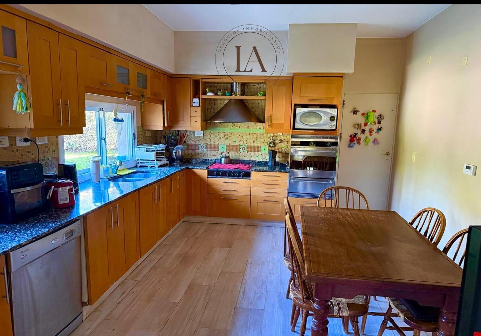 Casa en Venta con 5 cocheras