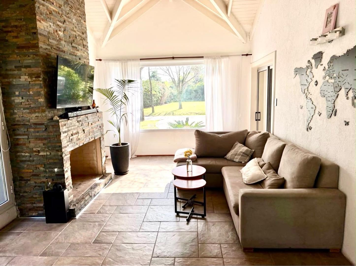 Casa en Alquiler con 8 cocheras