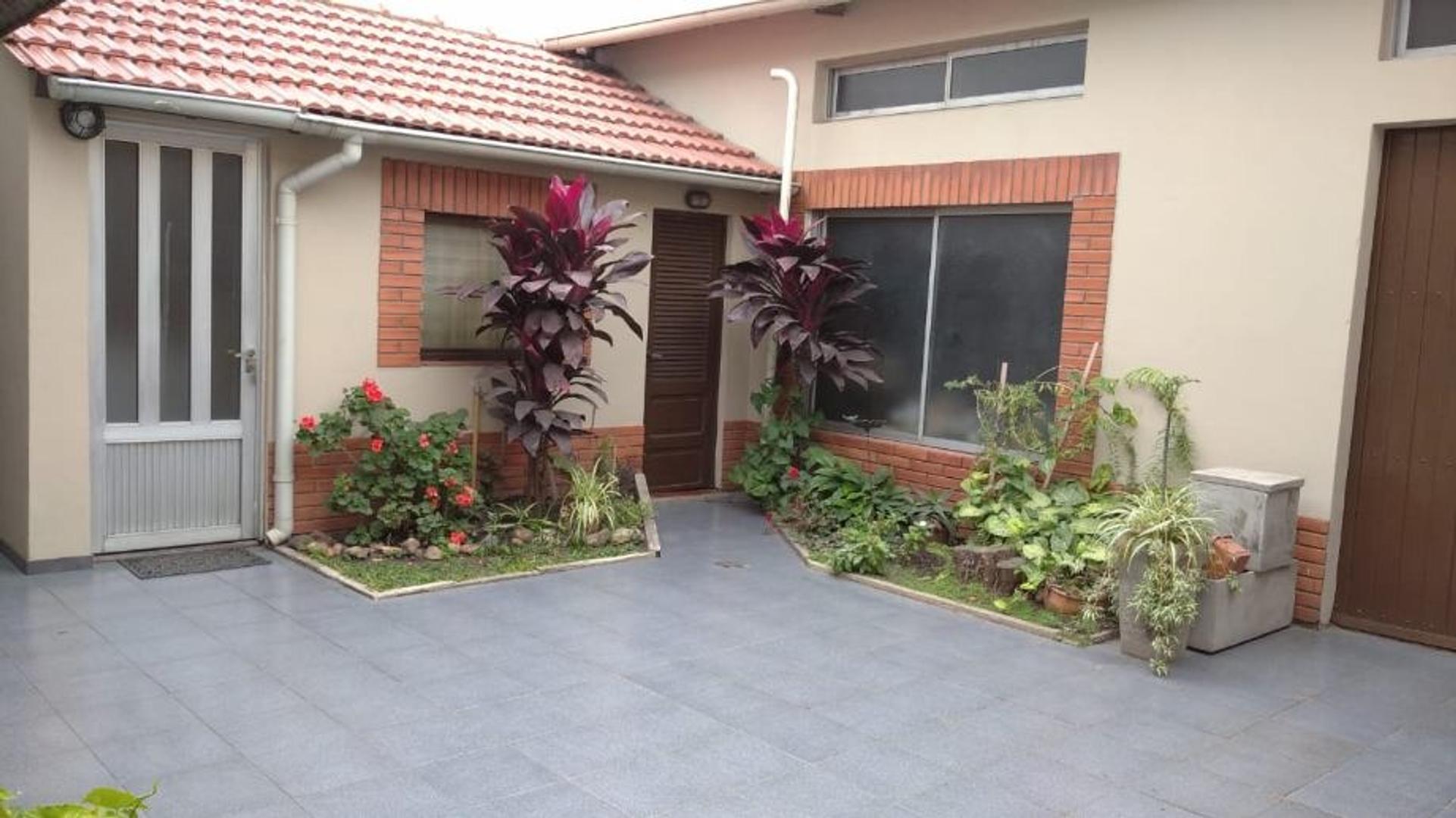 EXCELENTE CASA EN 2 PLANTAS CON GARAGE Y FONDO 198 M2