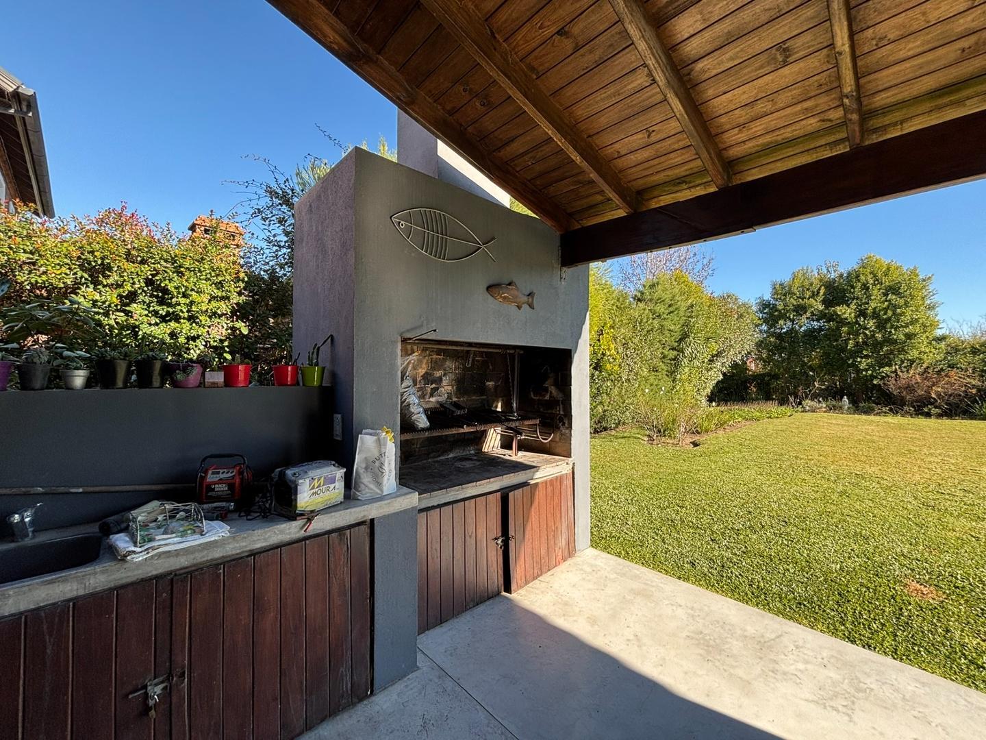 Casa 4 ambientes con 2 baños