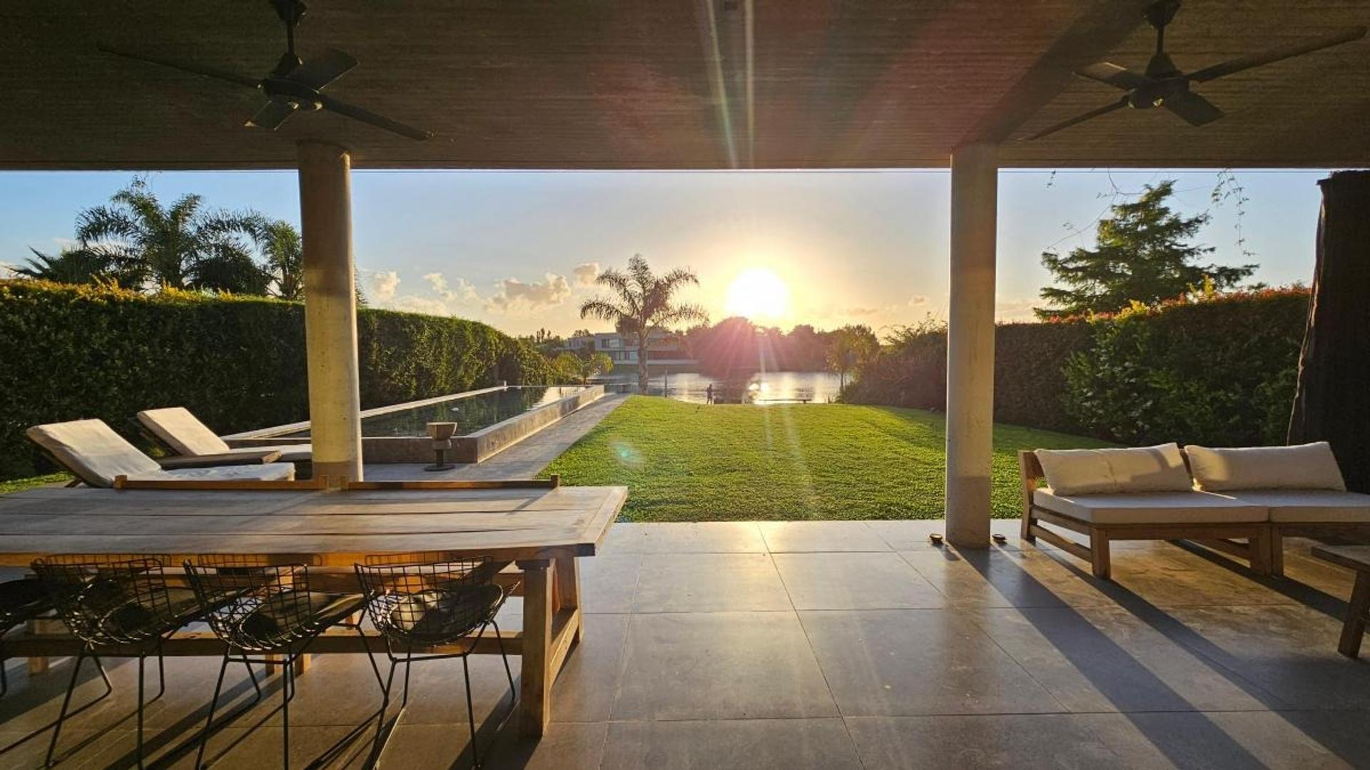 Casa 4 ambientes con 5 baños