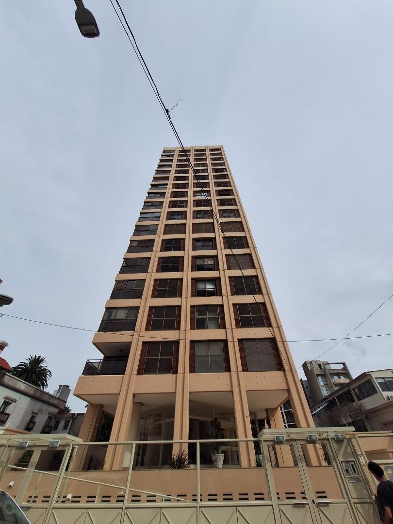 Venta Bernal Ctro. Semipiso 4 amb. c/ baulera y cochera.