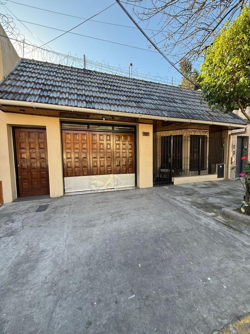 CASA 4 AMBIENTES EN VENTA LANUS ESTE CON JARDIN