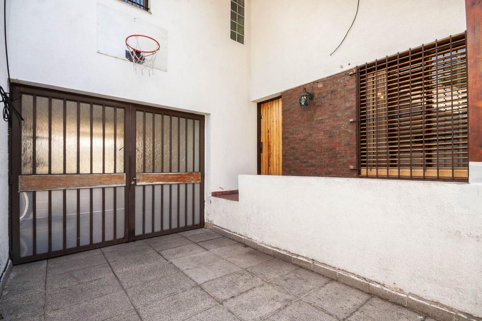 VENTA CASA 4 AMB. FONDO/PARRILLA-ADROGUE CENTRO