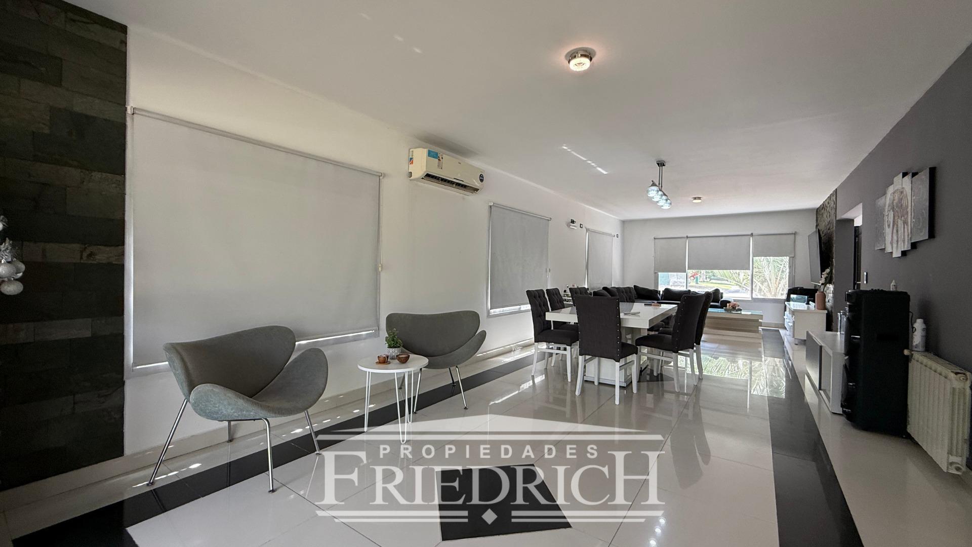 Casa en Venta con 6 cocheras