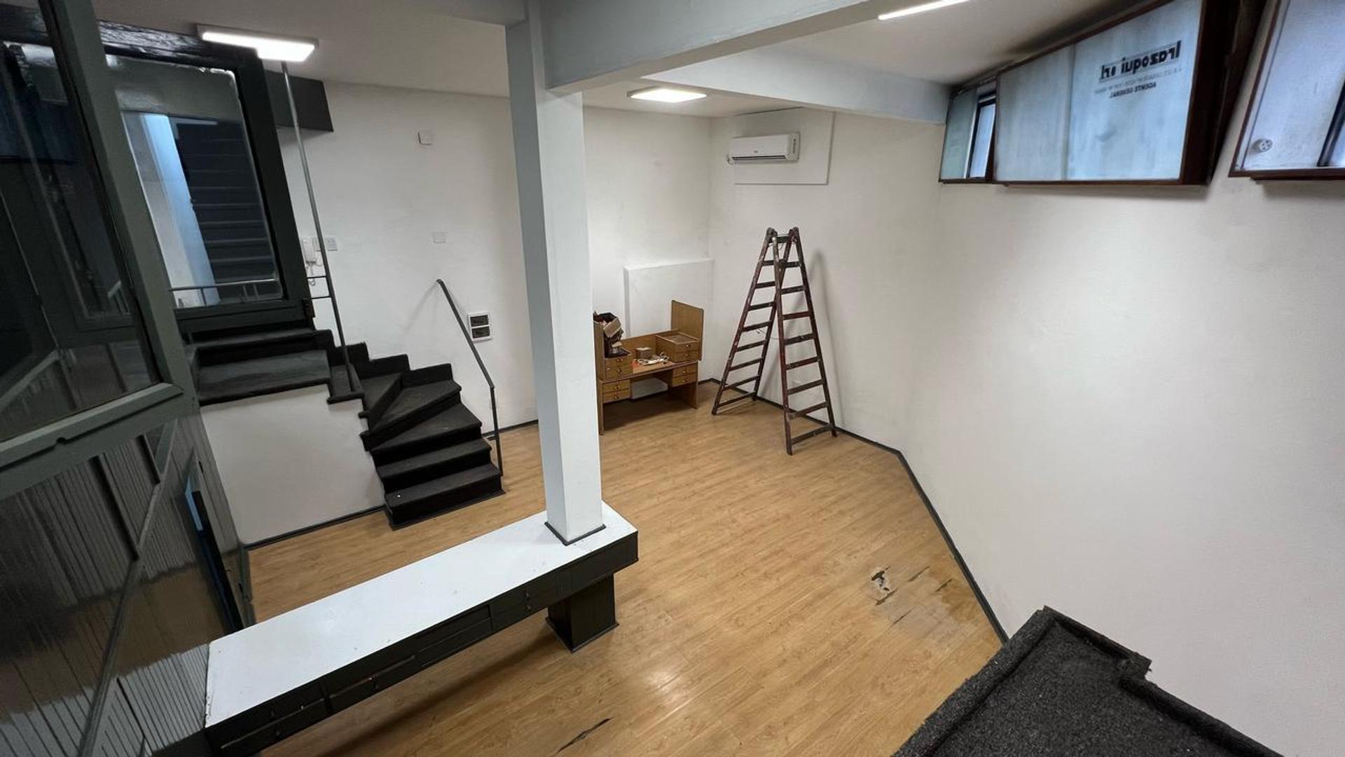 VENTA: oficina de 68 m2 y doble altura, San Martin y Urquiza. Centro. Alquilada en $363.500