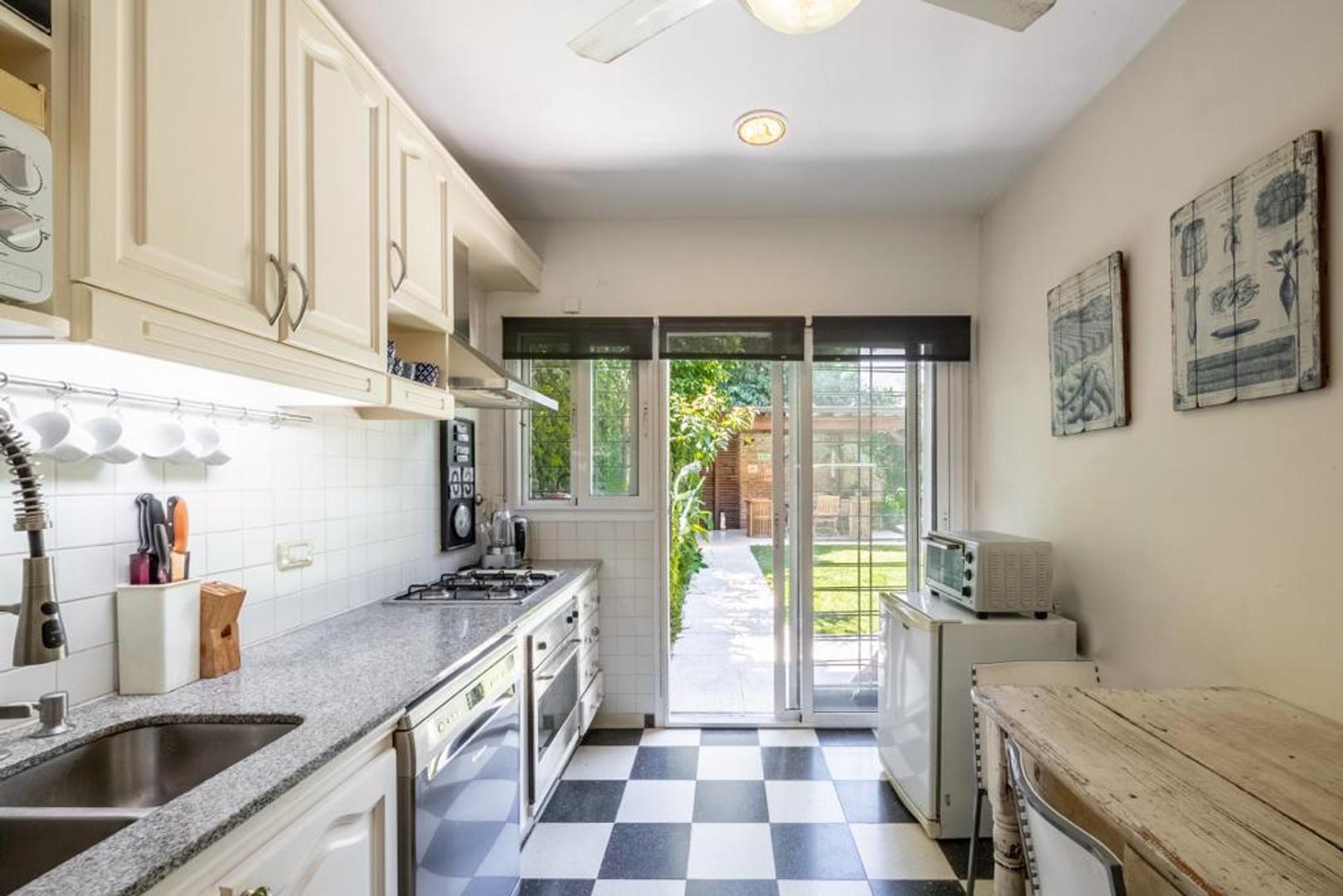 Casa en Alquiler con 1 cochera