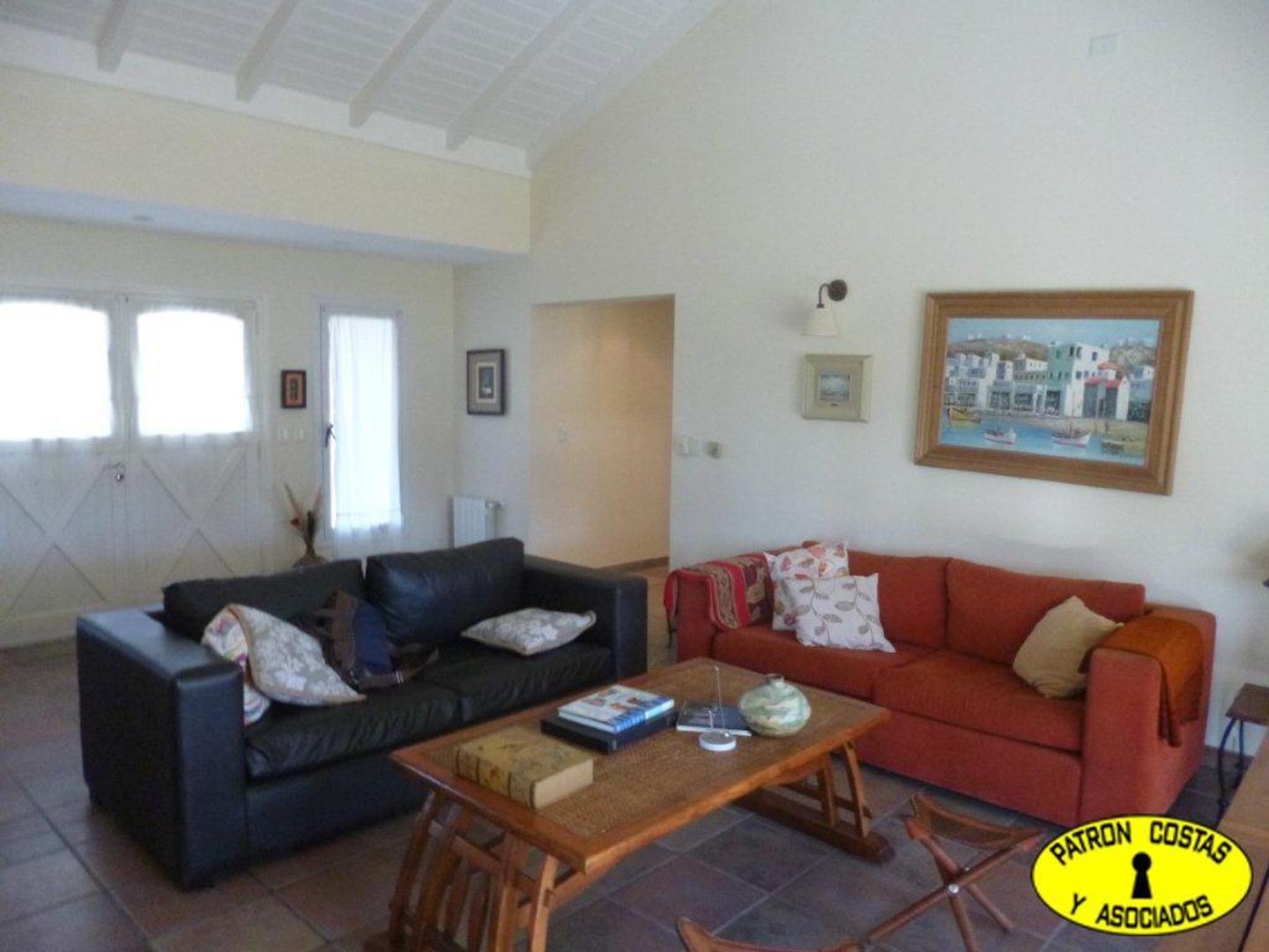 Casa 5 ambientes con 4 baños