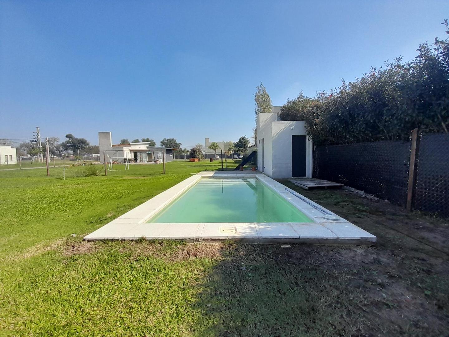 Oportunidad de Contado Venta en Funes Lote con Pileta Baño y Mejoras