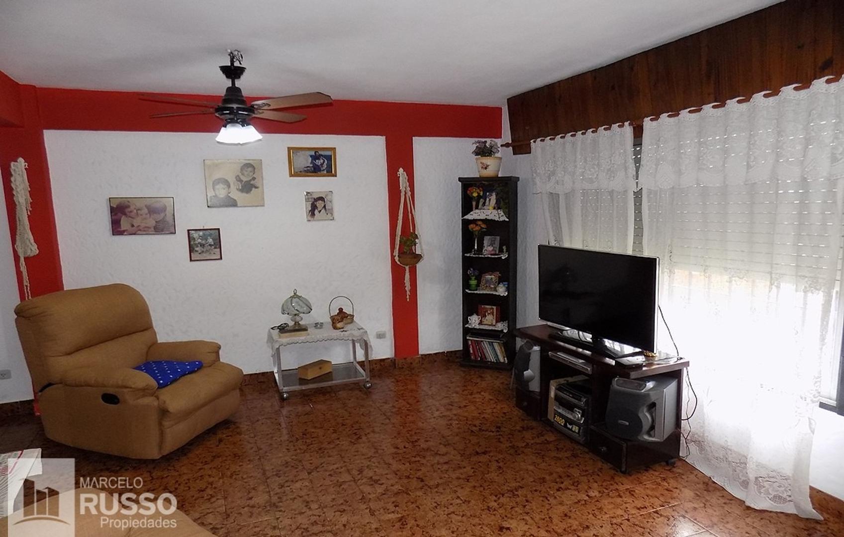 Casa 4 ambientes con 2 baños