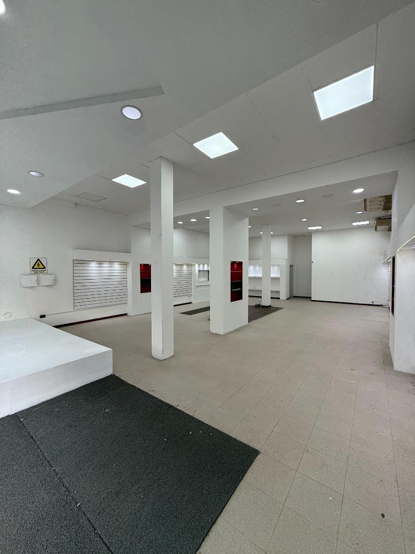 Local 170m² · Vidriera 8,5m · Av. Alberdi 224 - Microcentro