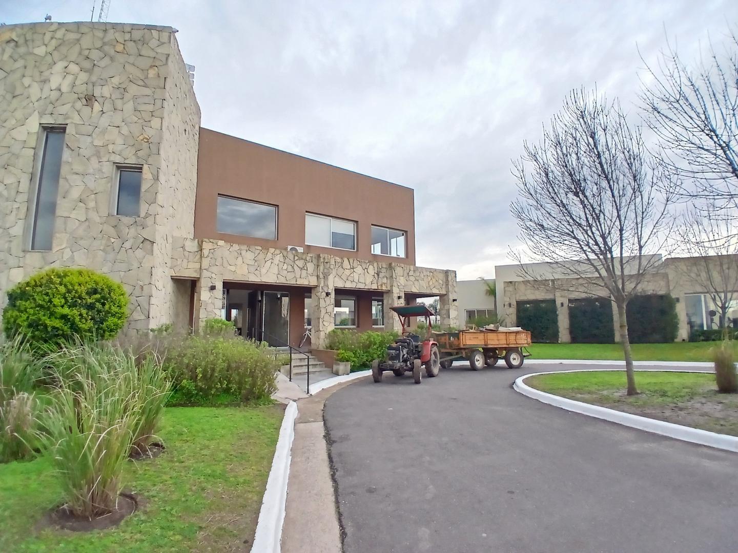 EXCELENTE LOTE CON FONDO AL LAGO-PAVIMENTO-ELECTRICIDAD