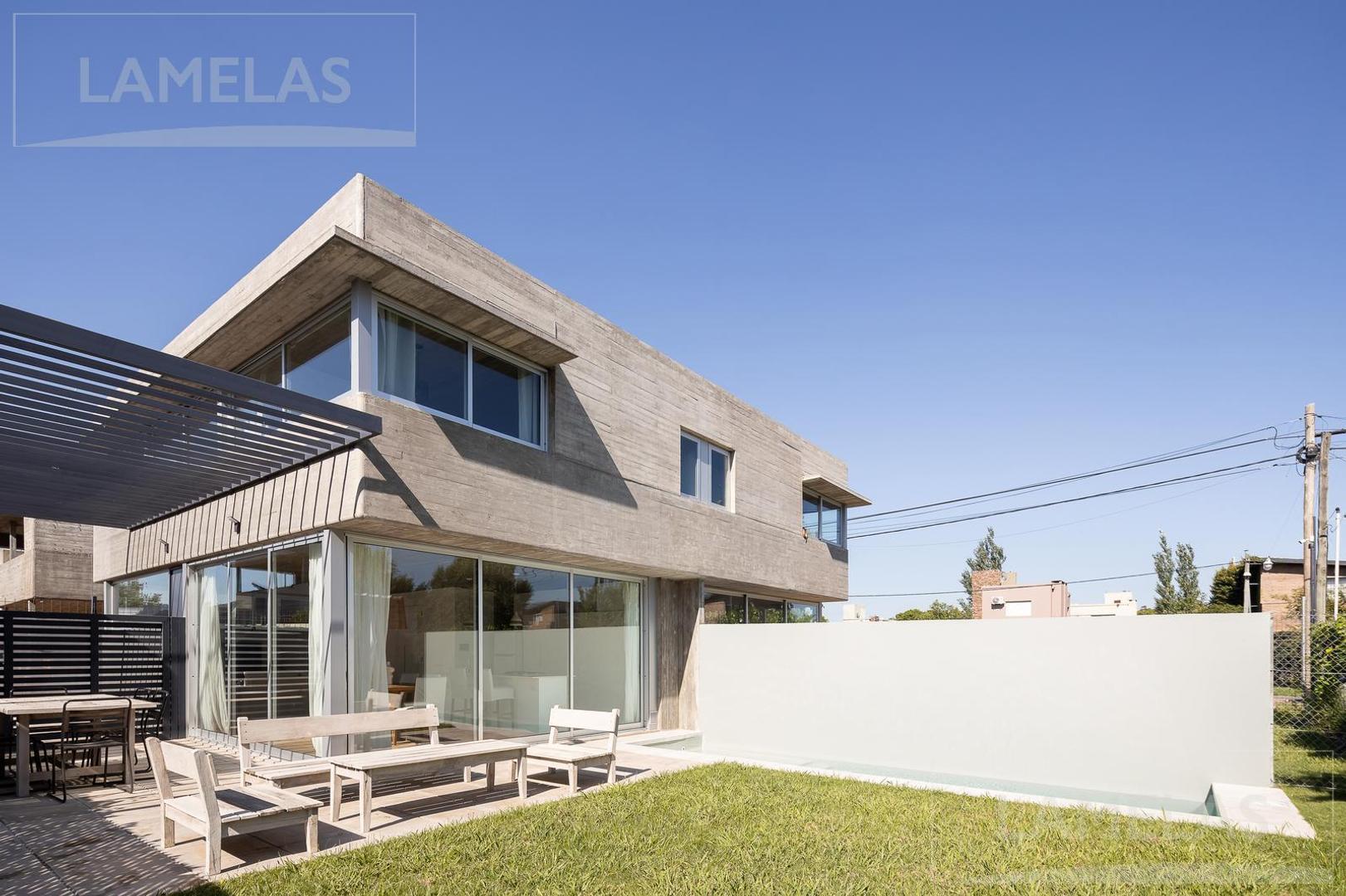 Venta Casa 3 dormitorios con jardín y pileta ABRA Funes