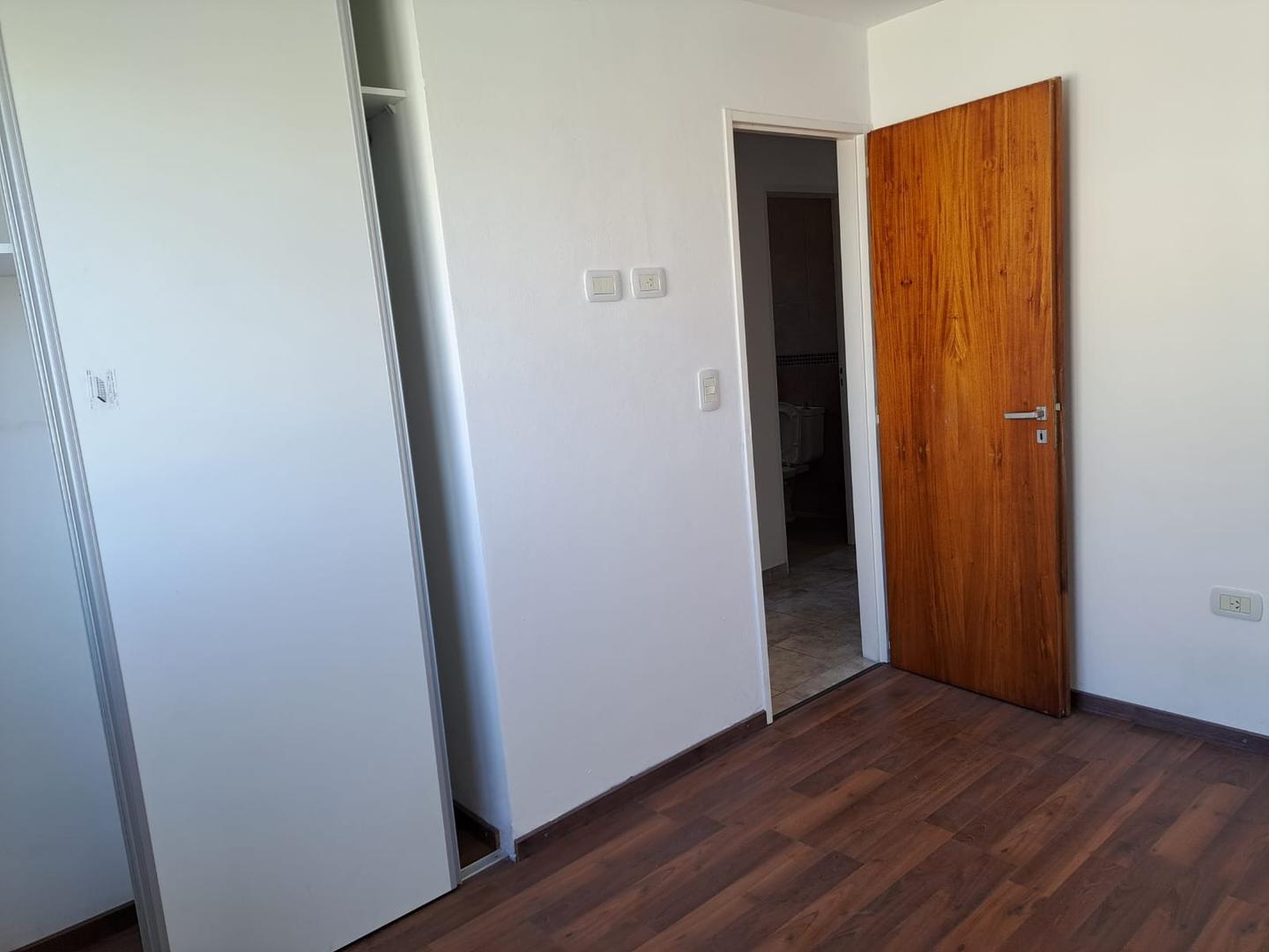 Duplex en venta dos dormitorios con cochera, complejo cerrad