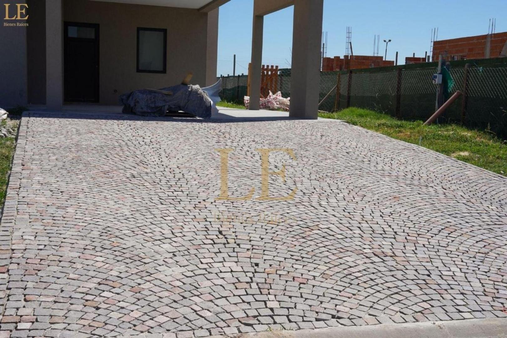 Casa 6 ambientes con 4 baños