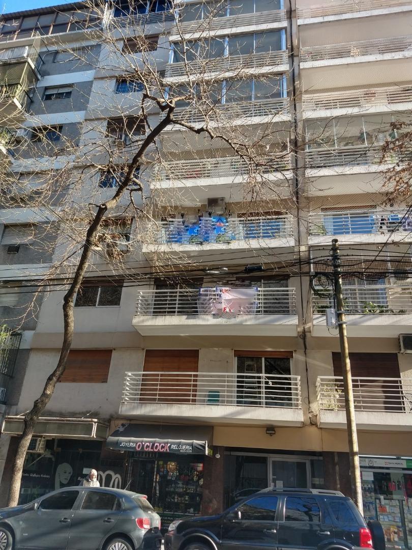 SEMIPISO TRES AMBIENTES EXCELENTE AL FRENTE C/BALCON