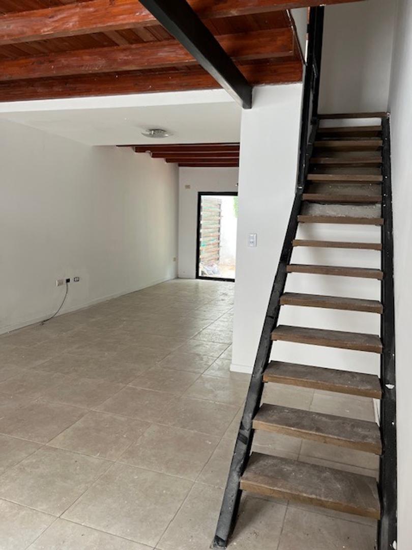 Duplex con patio en alquiler Alberdi