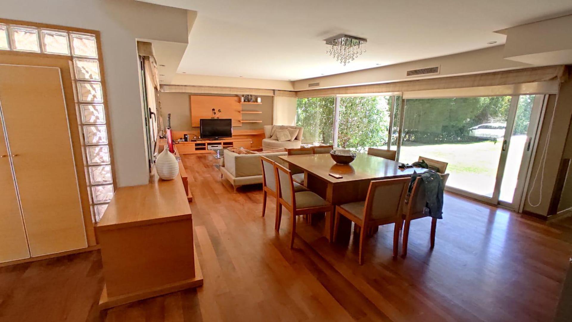 Casa en Alquiler con 2 cocheras