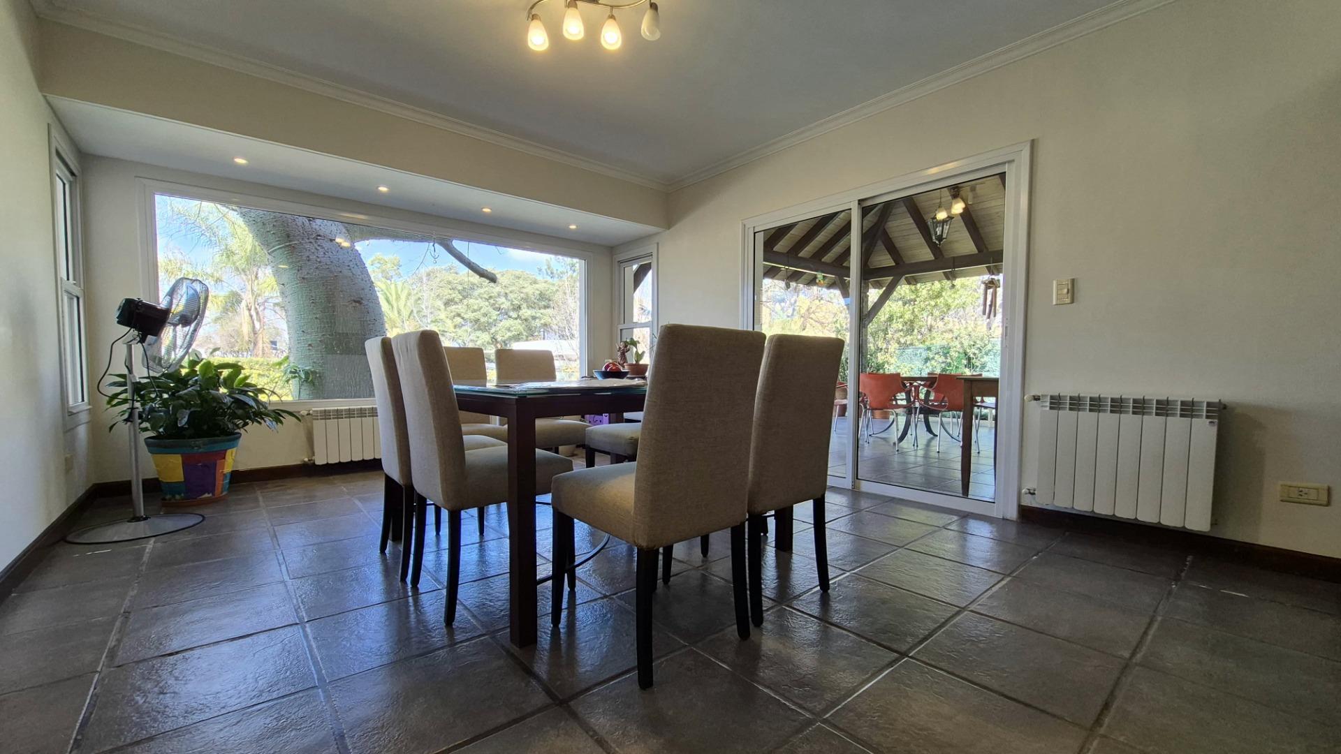 Casa en Venta con 2 cocheras